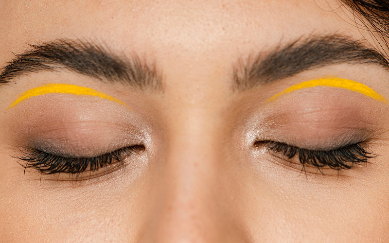 A stock photo of a lash fibre under good lighting.